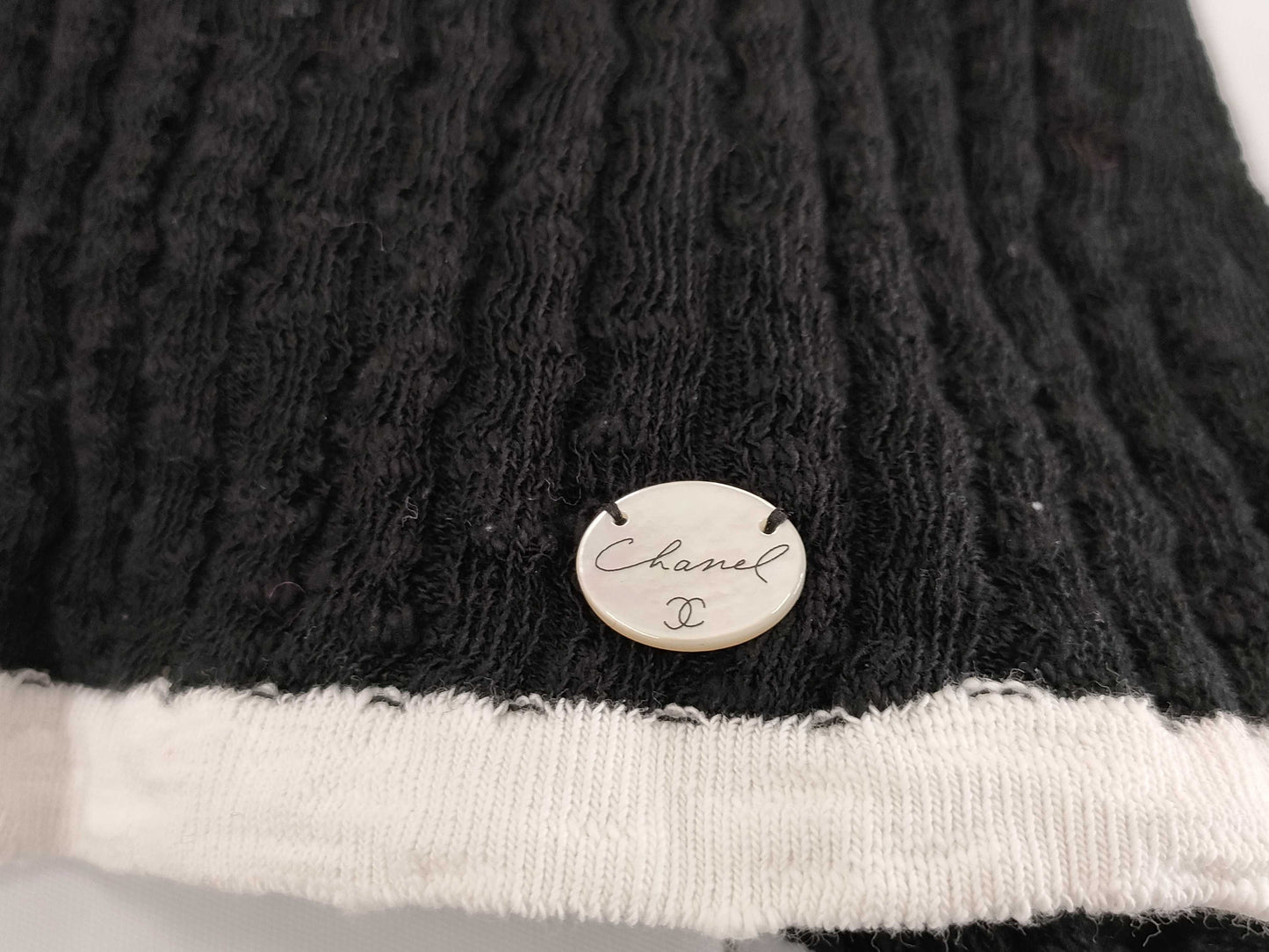 CHANEL 22SS P72076 Two-tone Sweater with Shell Logo Plate Knit Top