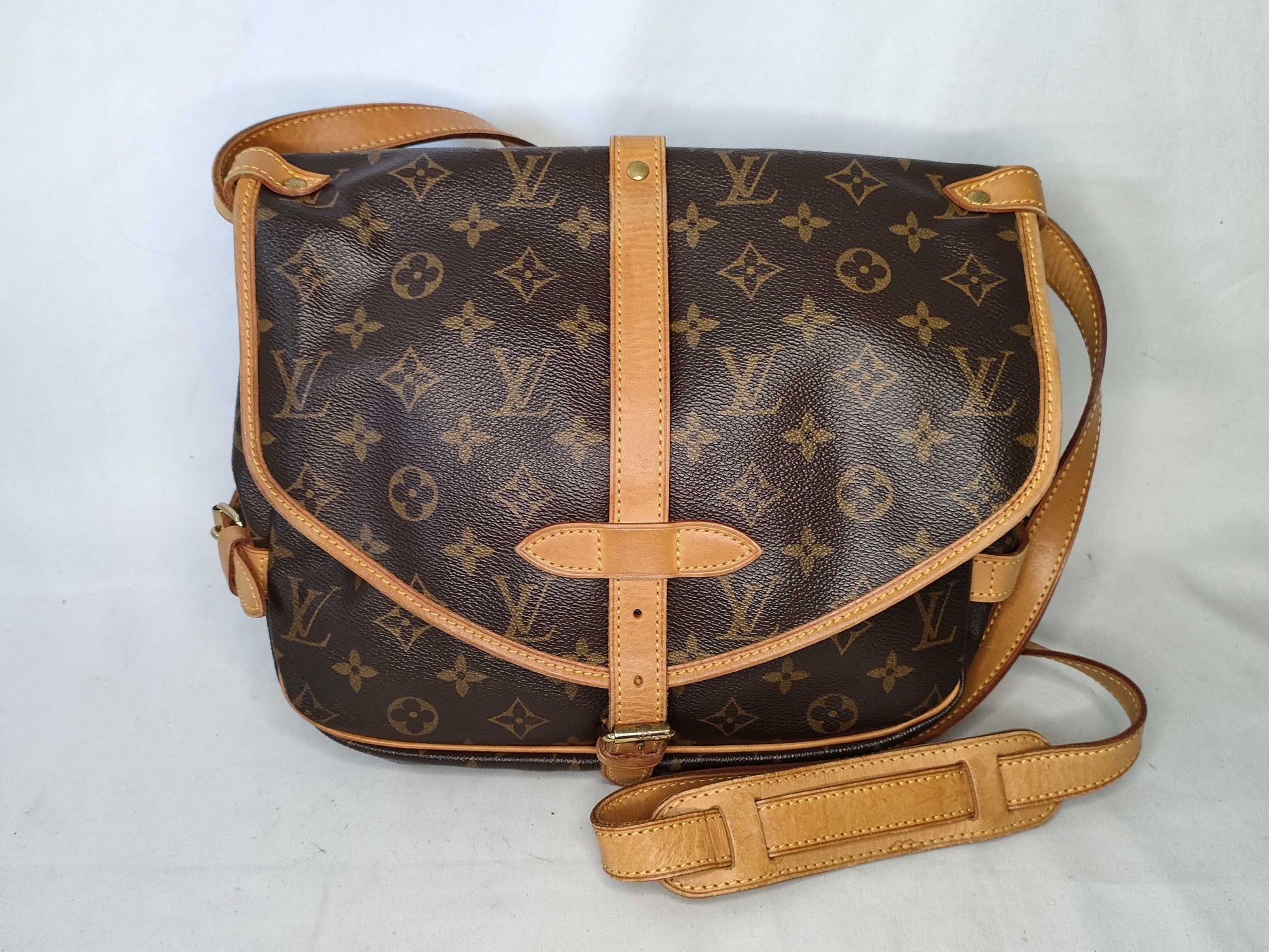 LOUIS VUITTON Monogram Louis Vuitton Saumur Shoulder Bag