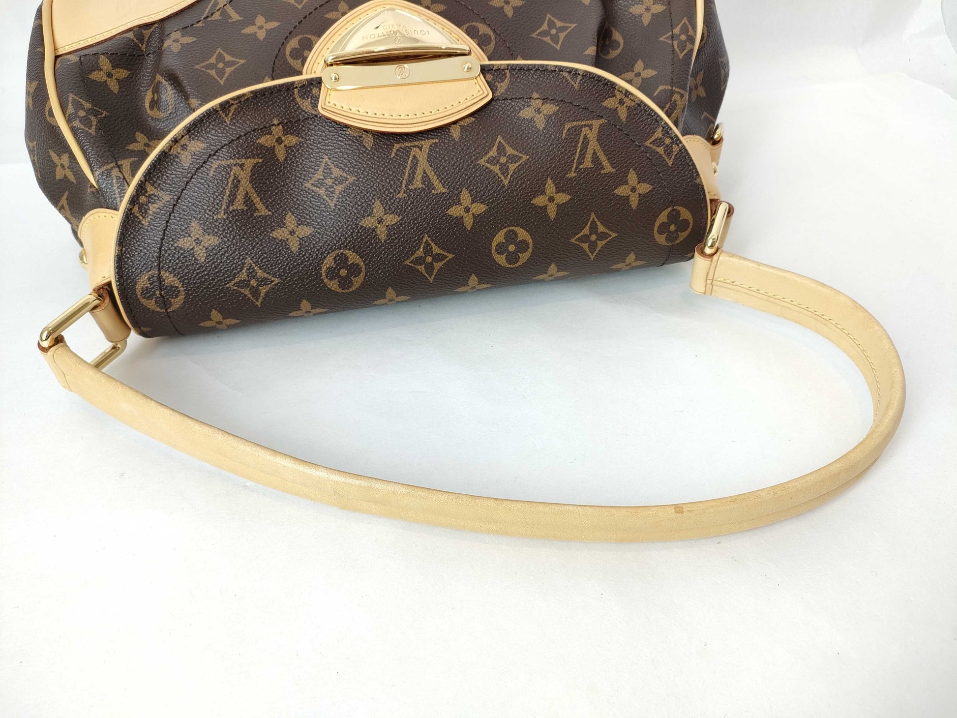 LOUIS VUITTON Monogram LOUIS VUITTON Beverly MM Monogram Shoulder Bag