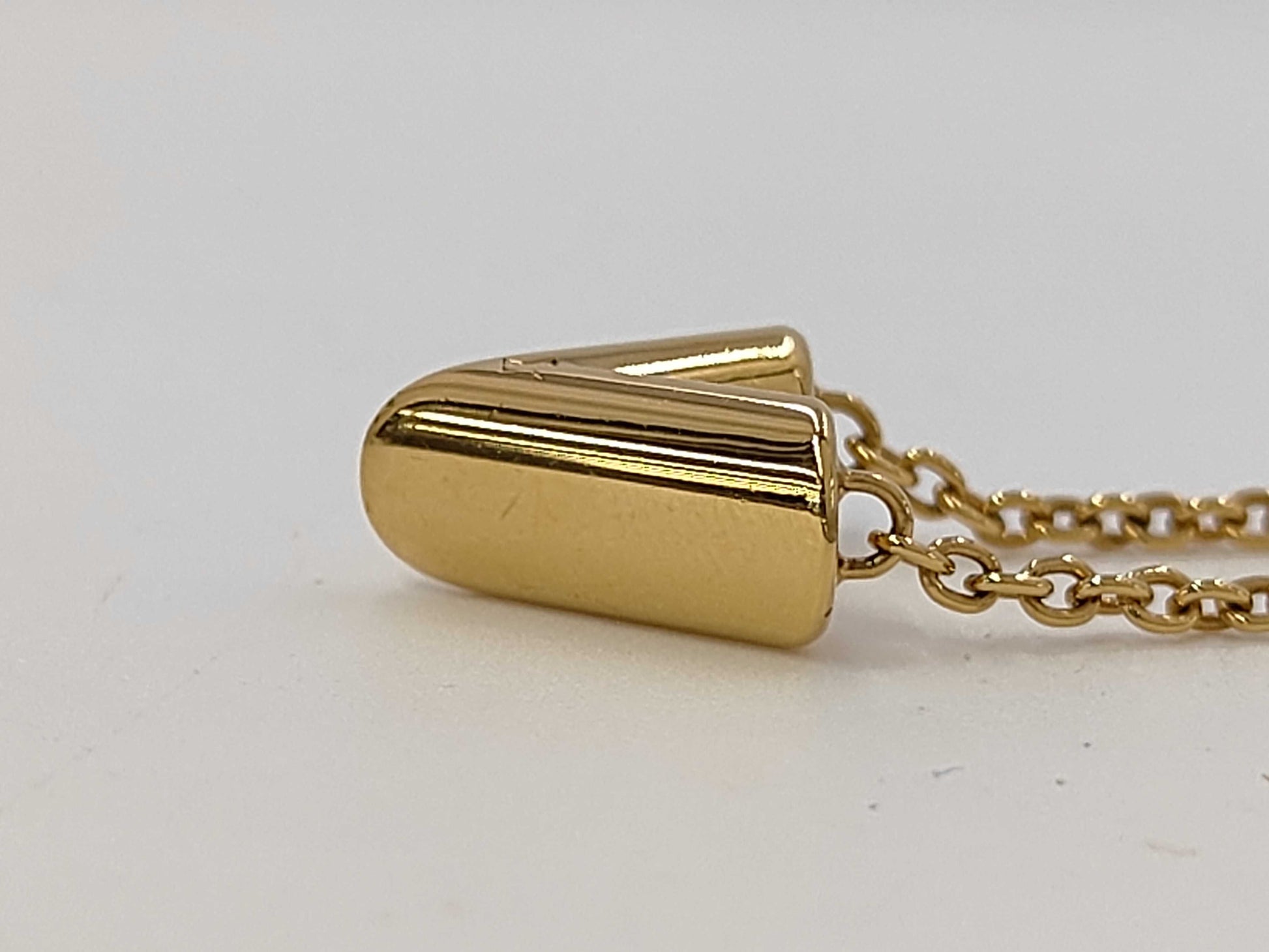 LOUIS VUITTON Essential V M61083 Necklace