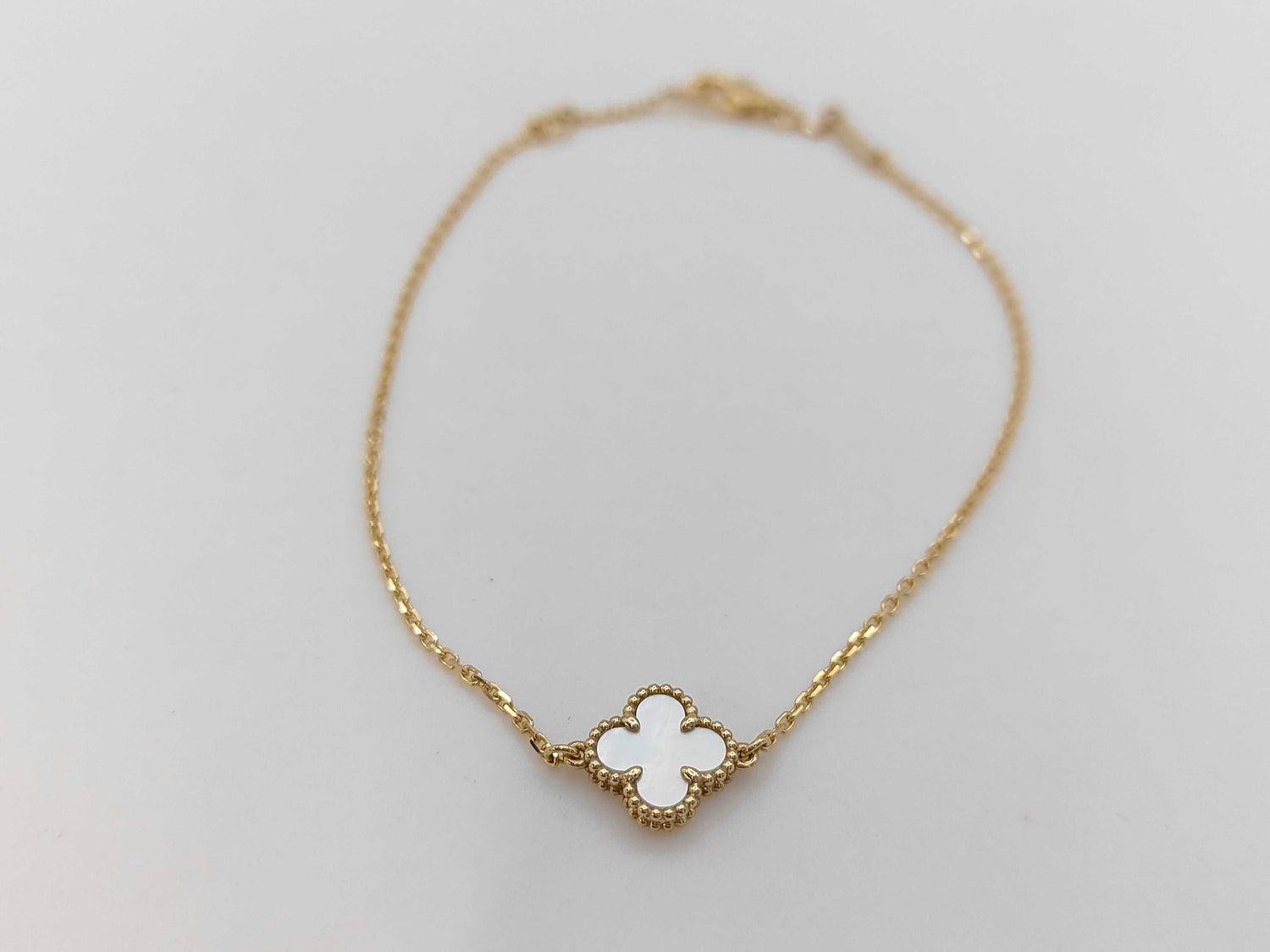 Van Cleef & Arpels Sweet Alhambra Mother-of-Pearl Yellow Gold Au750 2.0g Bracelet/Bangle 