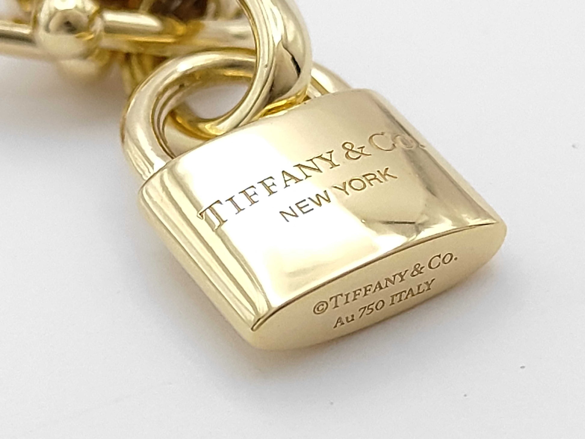 Tiffany & Co. Hardware Wrap Link Bracelet/Bangle in Yellow Gold 750, 48.4g 