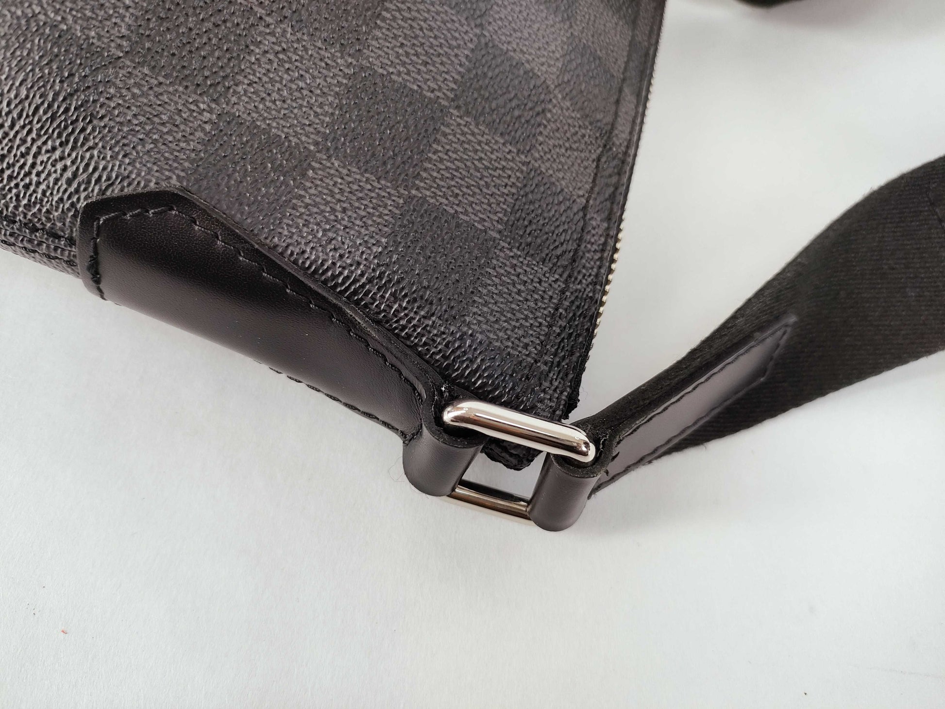 LOUIS VUITTON Damier Graphite Louis Vuitton Shoulder Bag