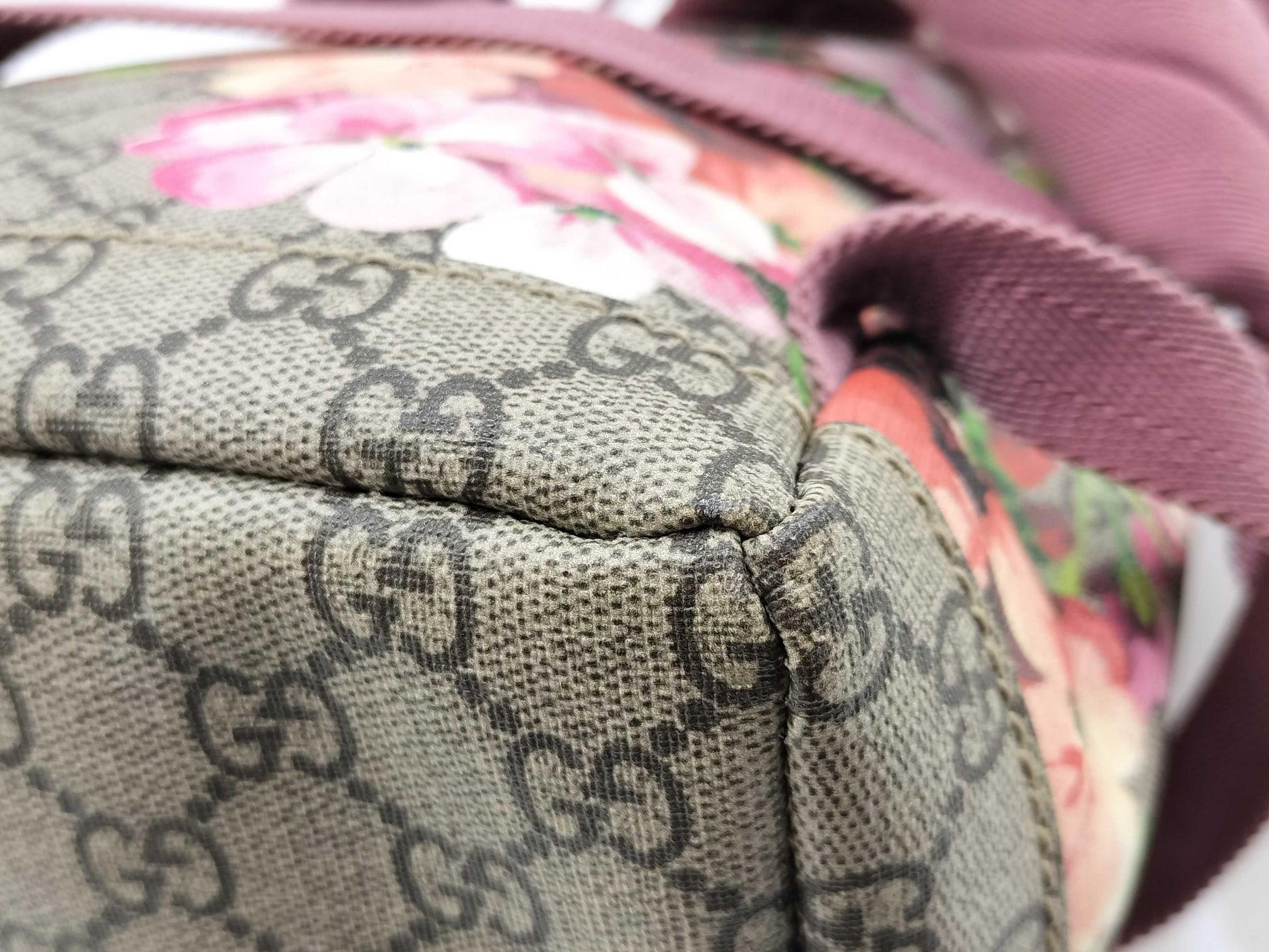 GUCCI GG Supreme Floral Print Backpack in Pink