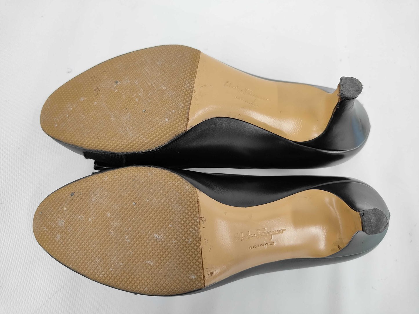 Salvatore Ferragamo Vara Black Pumps RF33492