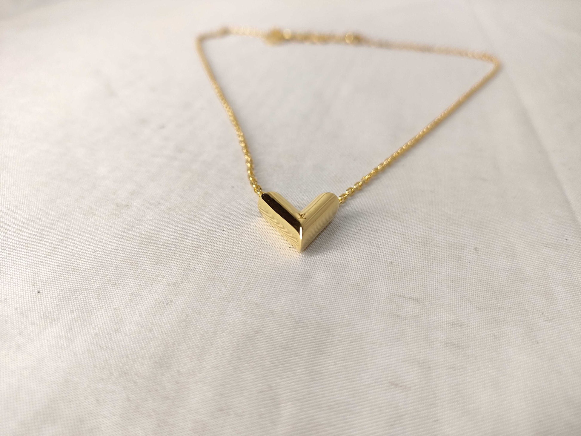 LOUIS VUITTON Essential V Necklace M610 Necklace