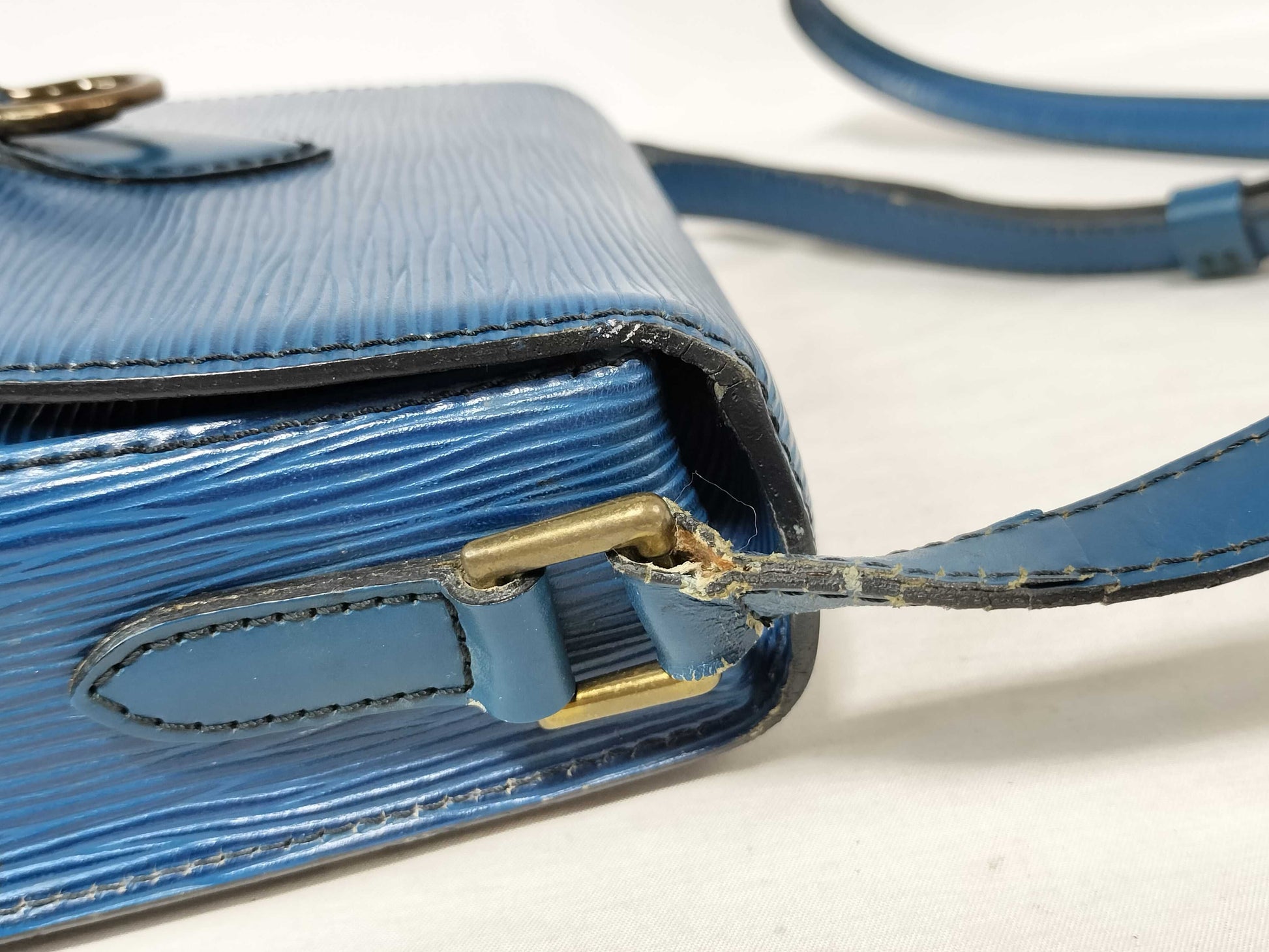 LOUIS VUITTON Epi Louis Vuitton Cinclair Epi Shoulder Bag