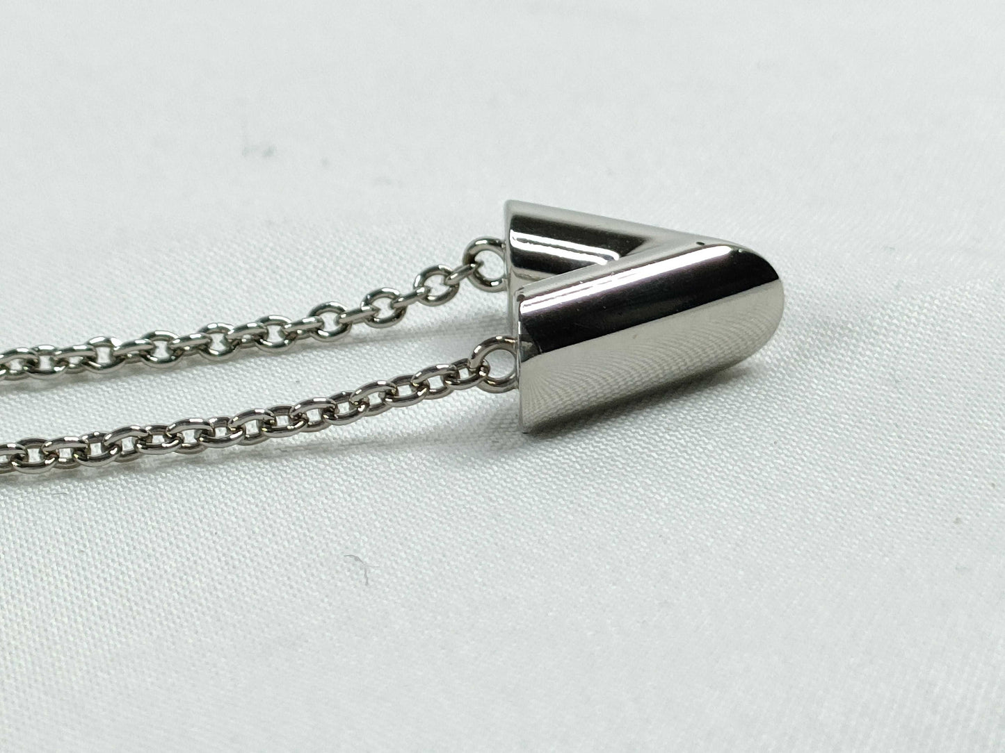 LOUIS VUITTON Essential V Necklace