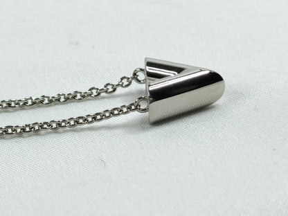 LOUIS VUITTON Essential V Necklace