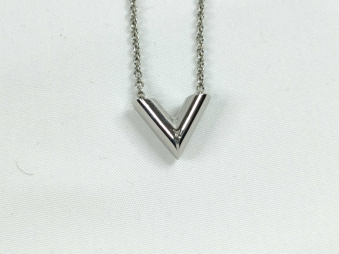 LOUIS VUITTON Essential V Necklace