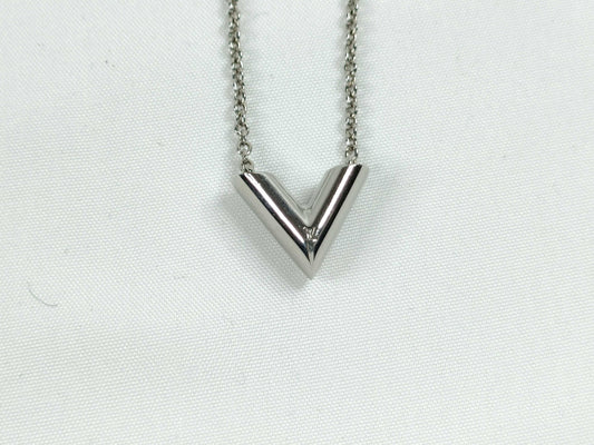 LOUIS VUITTON Essential V Necklace