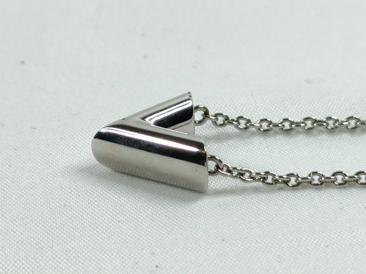 LOUIS VUITTON Essential V Necklace