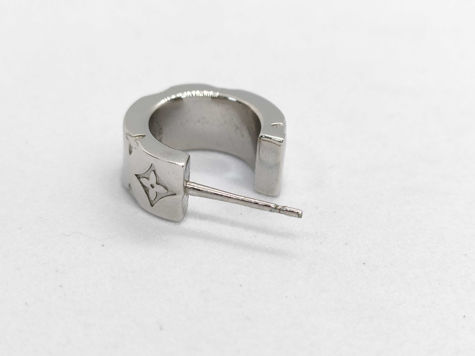 LOUIS VUITTON M02226 LV Mosaic Silver GP Earring 