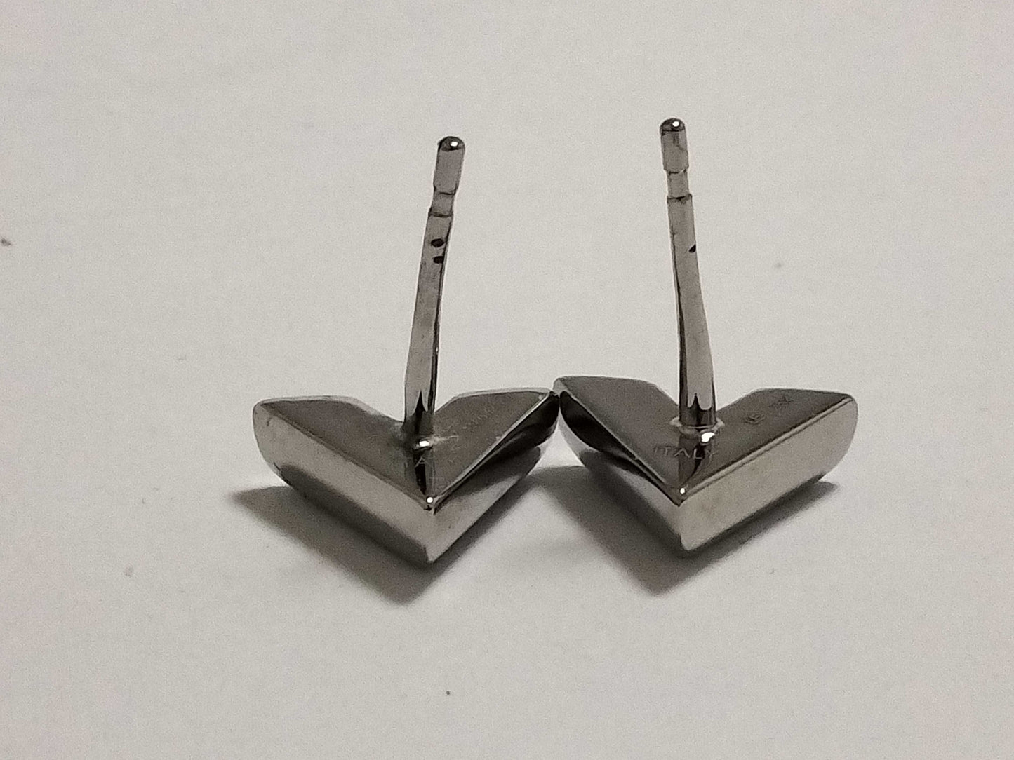 LOUIS VUITTON Essential V Earrings / M63208 / Silver / LE1254 / Excellent Condition Material: Metal Earrings