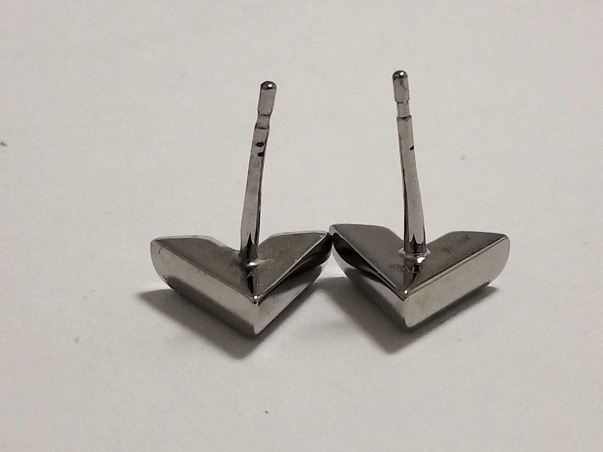 LOUIS VUITTON Essential V Earrings / M63208 / Silver / LE1254 / Excellent Condition Material: Metal Earrings