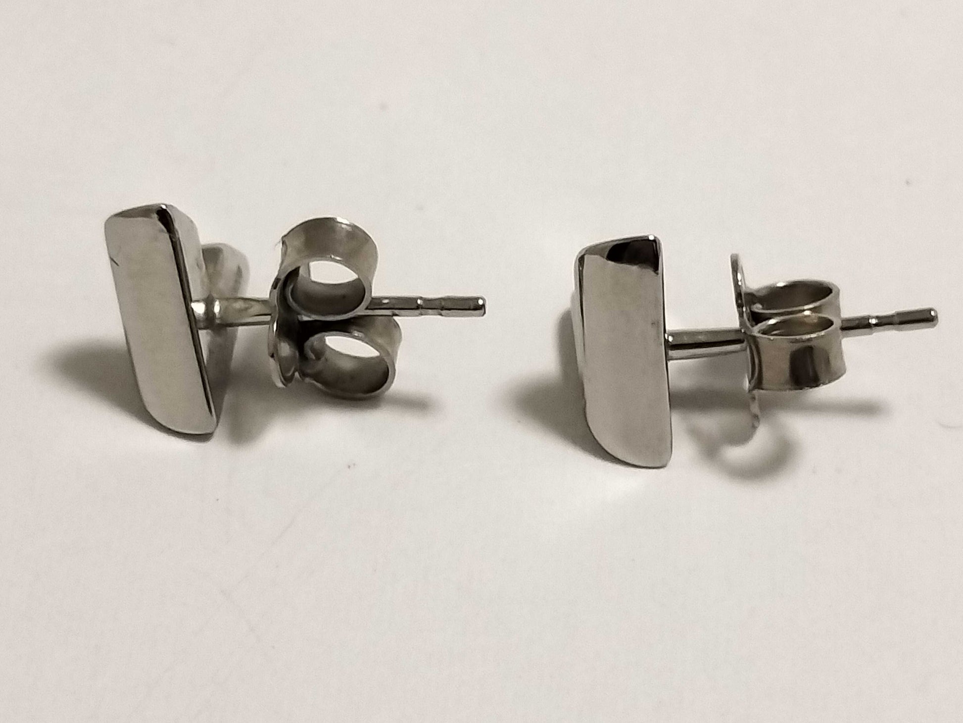 LOUIS VUITTON Essential V Earrings / M63208 / Silver / LE1254 / Excellent Condition Material: Metal Earrings