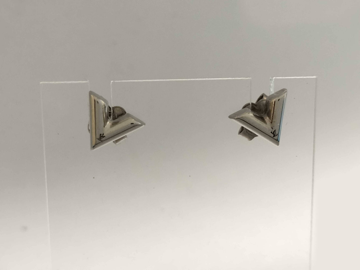 LOUIS VUITTON Essential V Earrings / M63208 / Silver / LE1254 / Excellent Condition Material: Metal Earrings