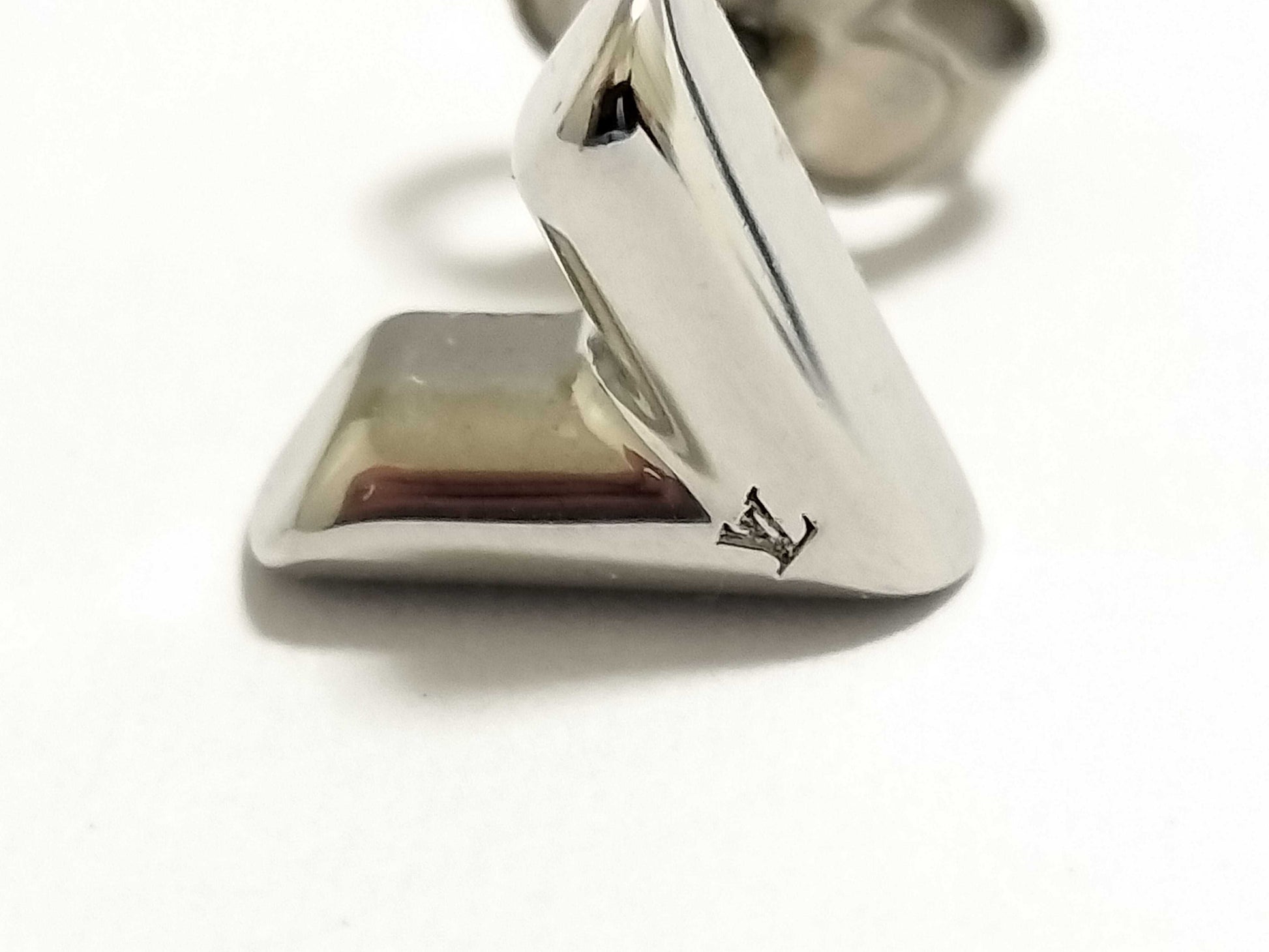 LOUIS VUITTON Essential V Earrings / M63208 / Silver / LE1254 / Excellent Condition Material: Metal Earrings