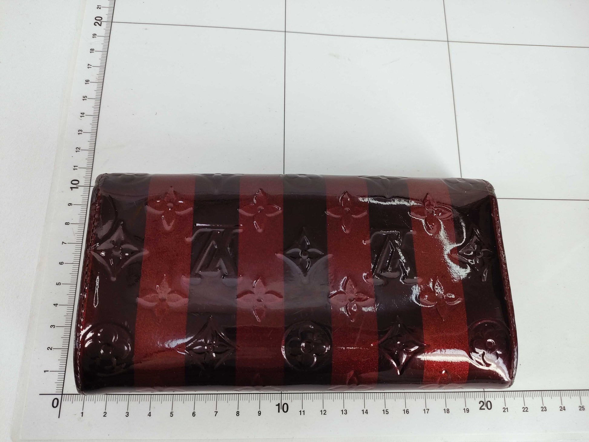 LOUIS VUITTON Vernis Sarah Portefeuille Vernis Amarantrailleur Wallet