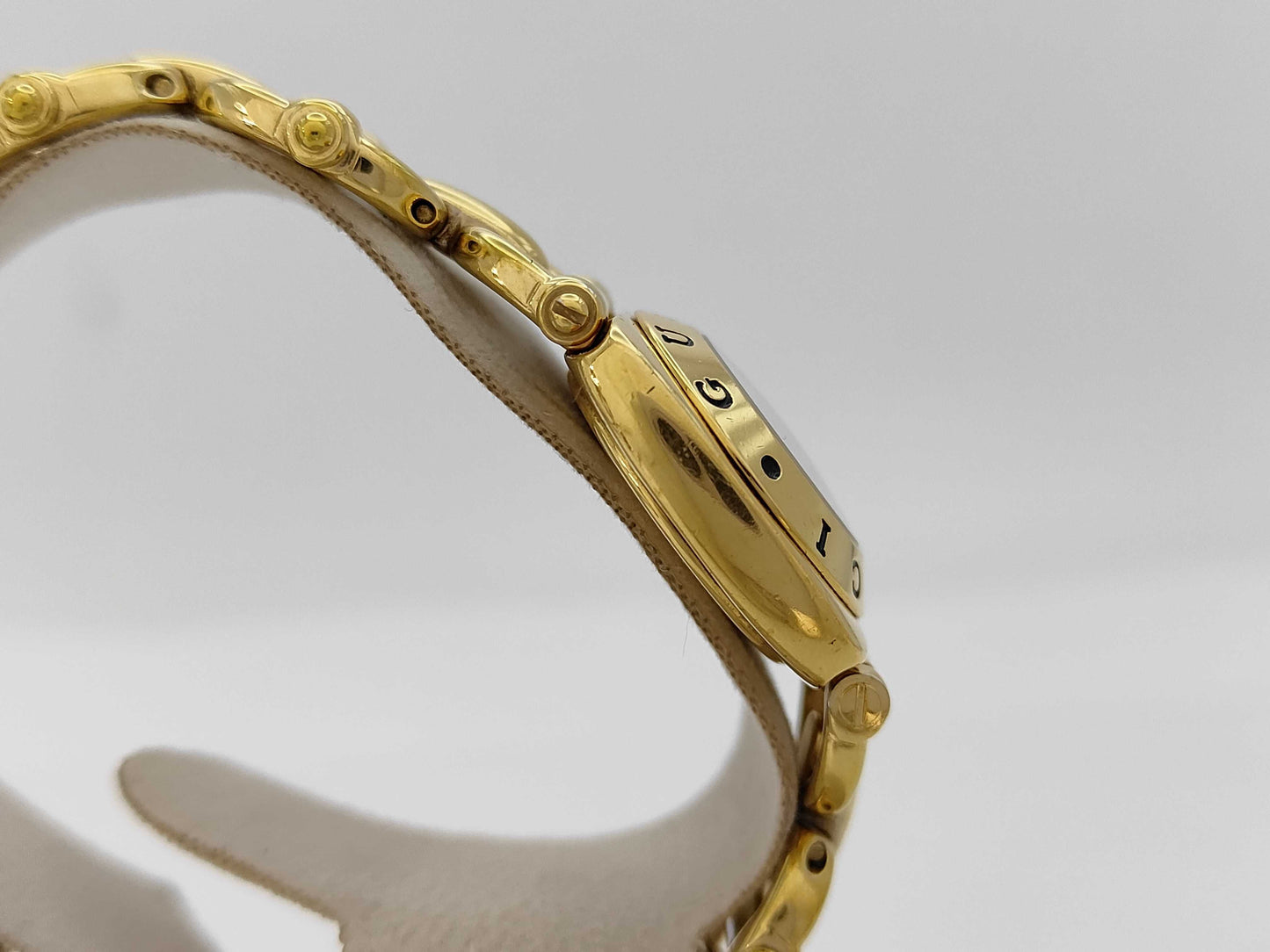 GUCCI 6400L 0107250 Quartz Shell Dial Women's Watch