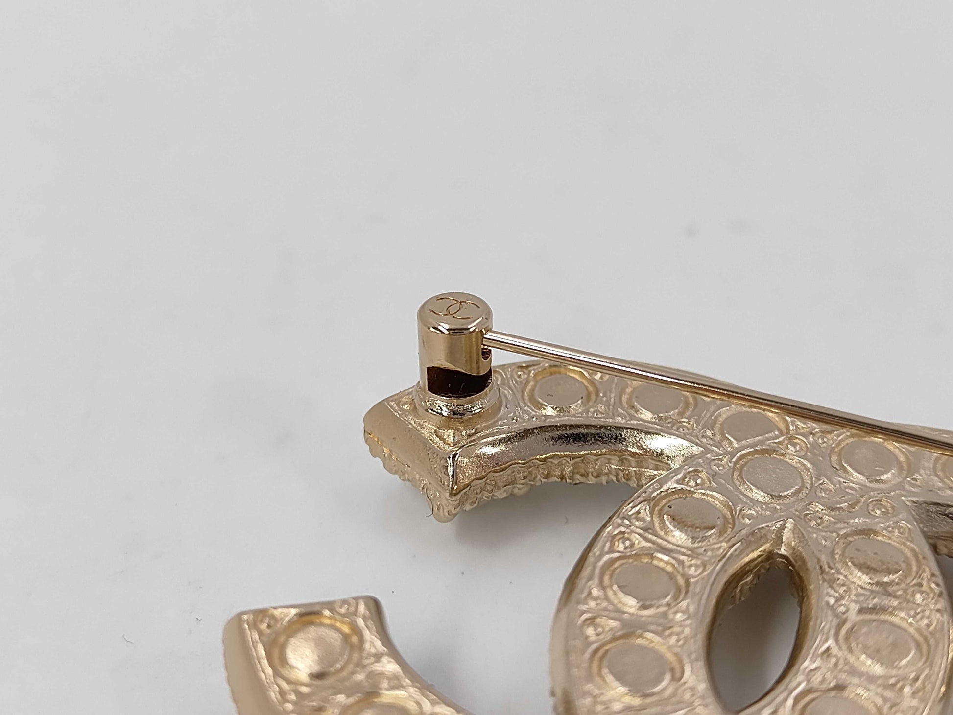 CHANEL Coco Mark Faux Pearl Rhinestone F25 V Brooch