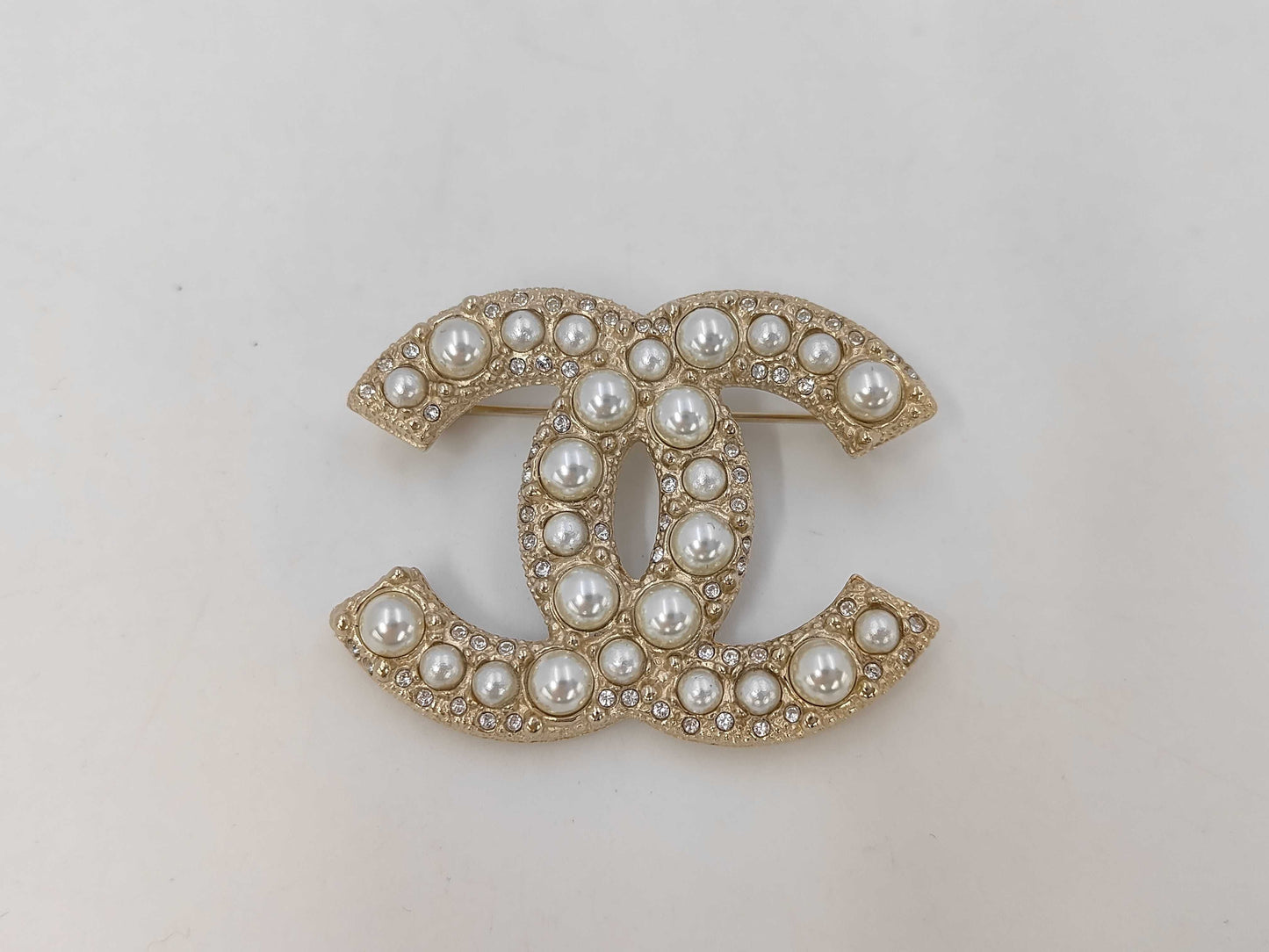 CHANEL Coco Mark Faux Pearl Rhinestone F25 V Brooch