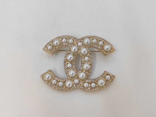 CHANEL Coco Mark Faux Pearl Rhinestone F25 V Brooch
