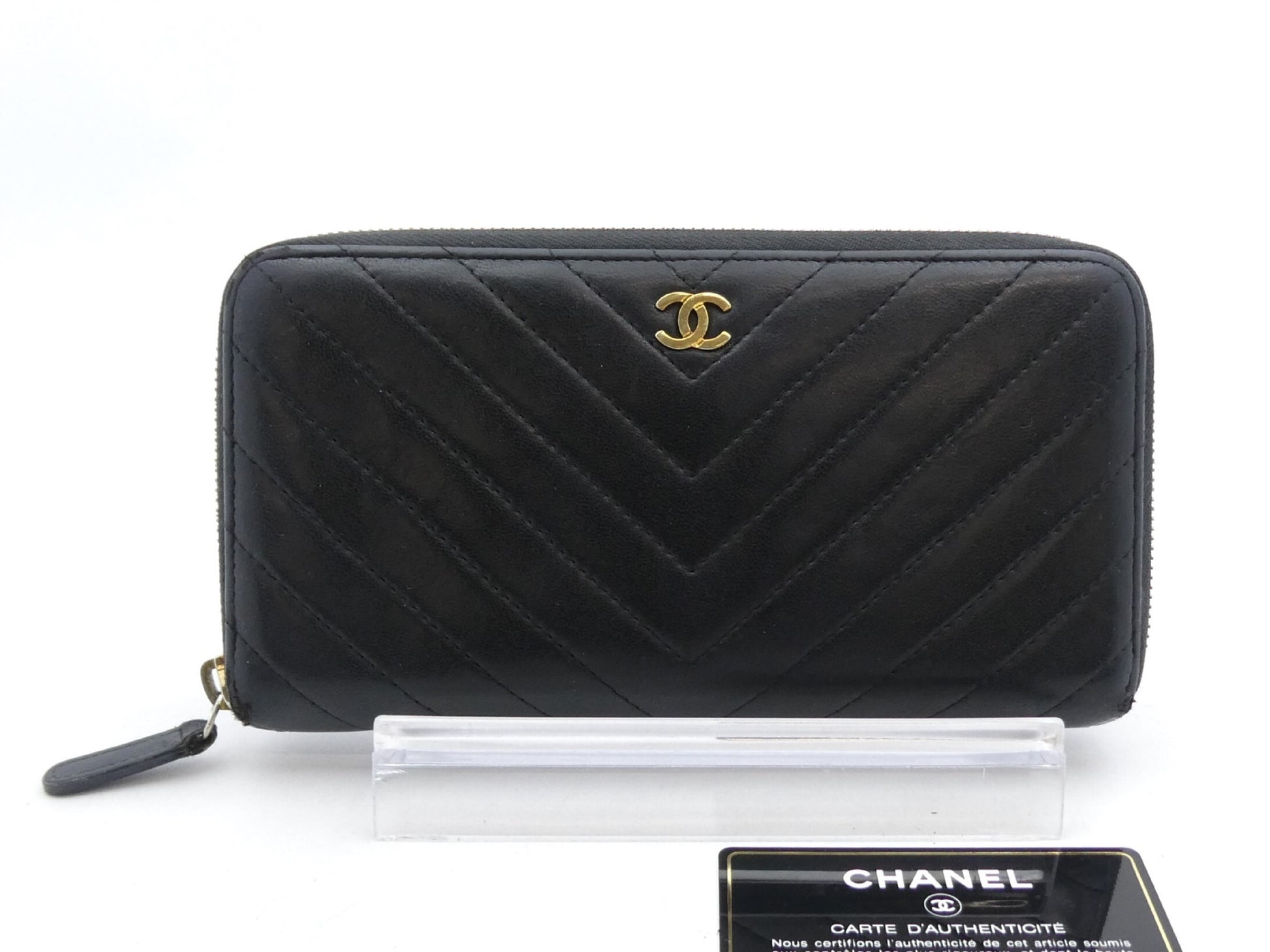 CHANEL Lambskin V-Stitch Coco Mark Wallet