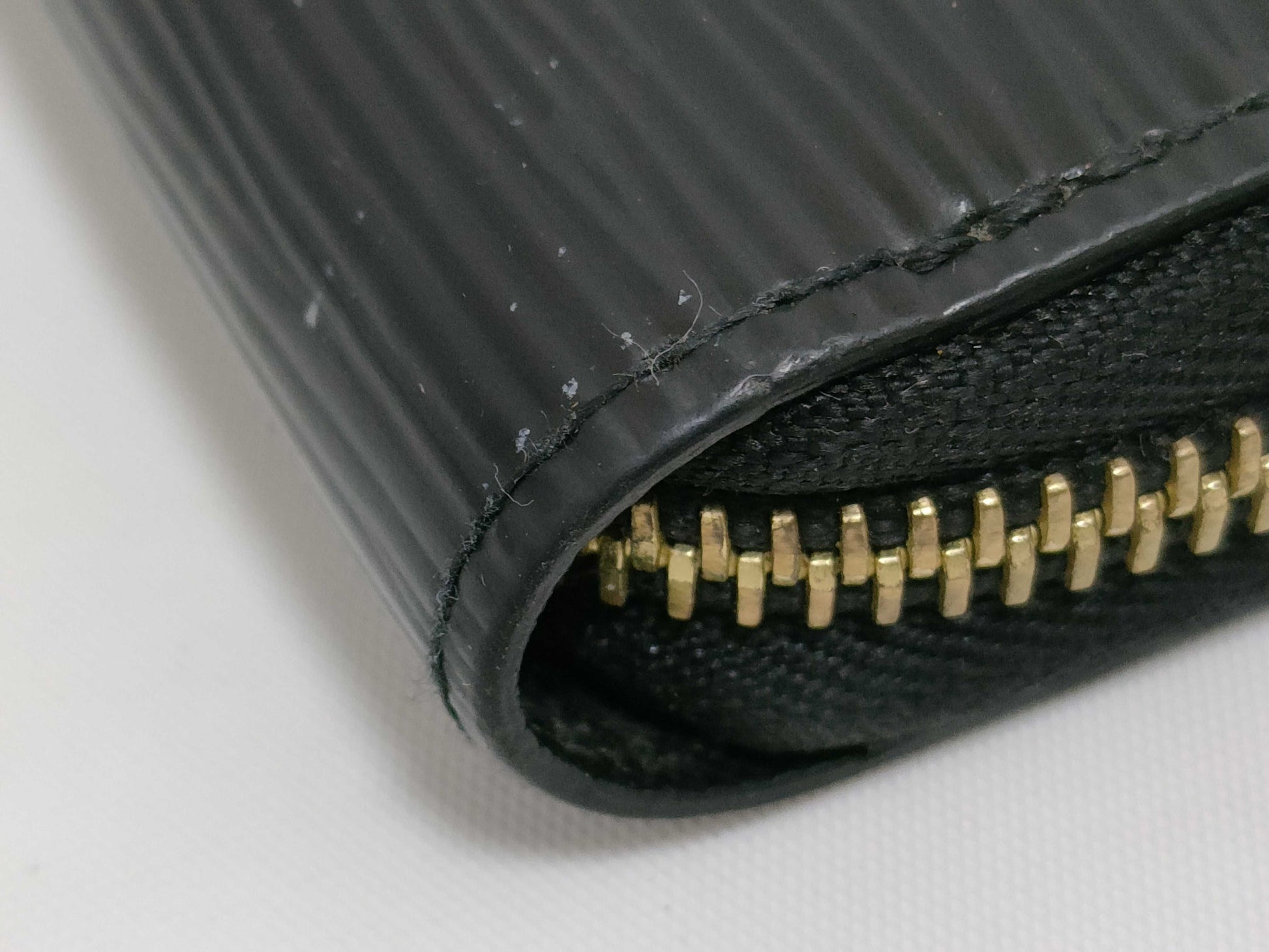 LOUIS VUITTON Epi Zippy Wallet with Gold Hardware, M68755 GI0290 Wallet