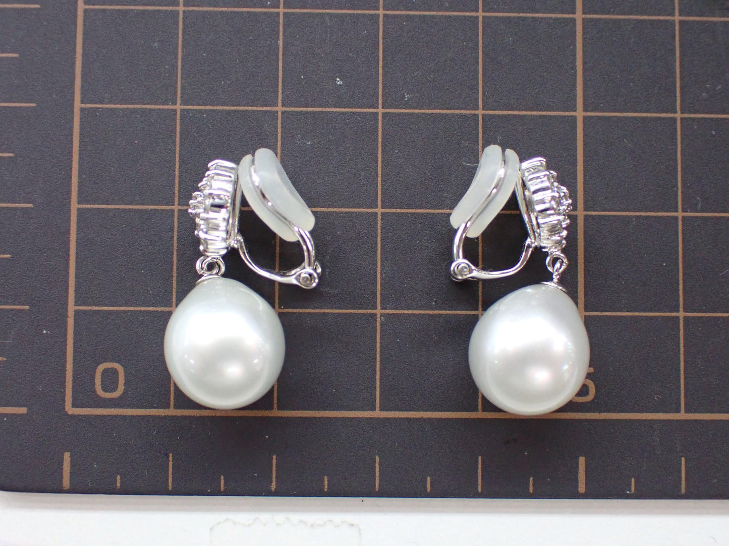 South Sea Semi-Round Pearl, Diameter approx. 11.0mm, D0.38ct / South Sea Semi-Round Pearl, Diameter approx. 11.0mm, D0.38ct, K18/Pt900, 9.9g, Earrings 