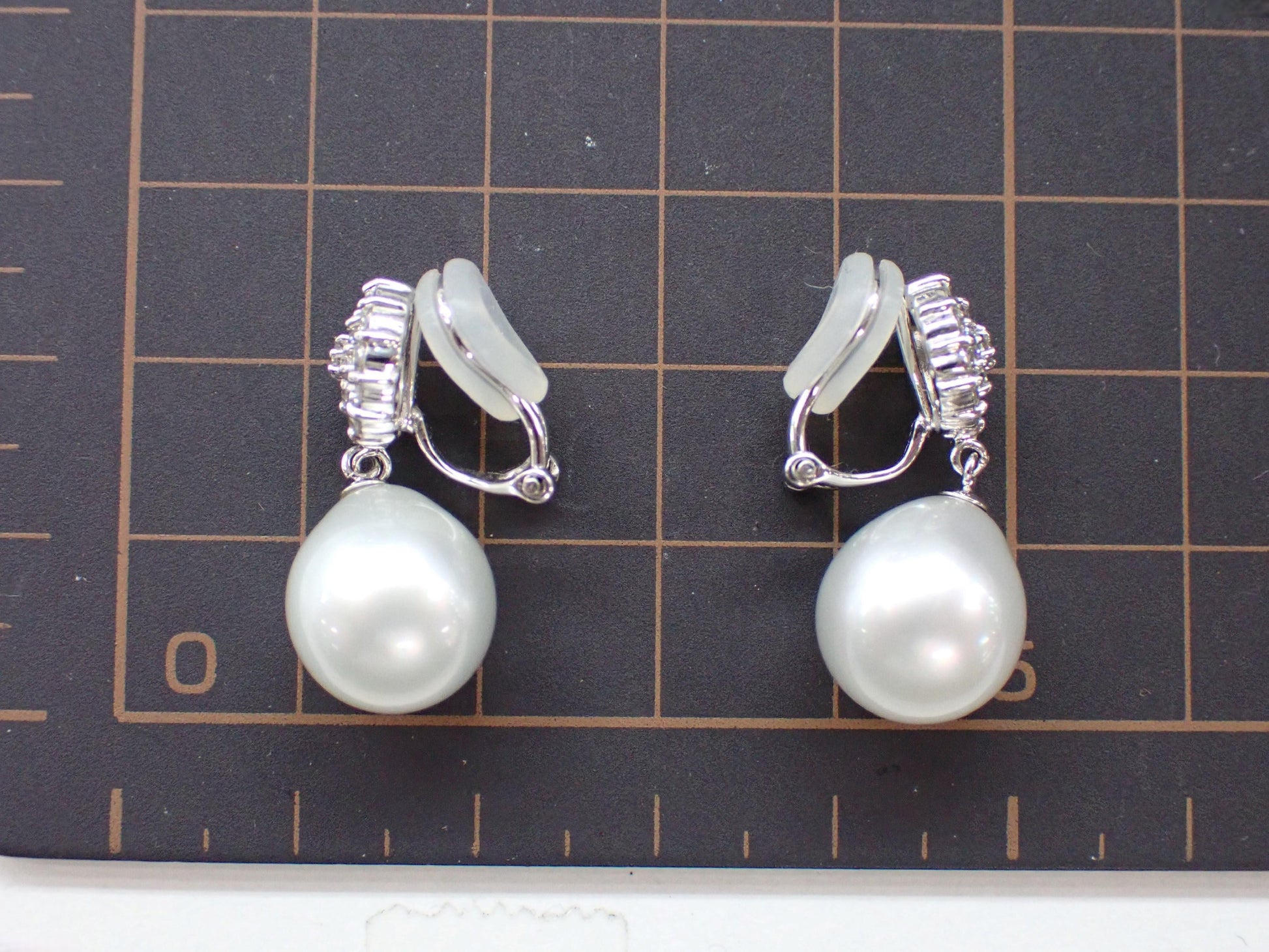 South Sea Semi-Round Pearl, Diameter approx. 11.0mm, D0.38ct / South Sea Semi-Round Pearl, Diameter approx. 11.0mm, D0.38ct, K18/Pt900, 9.9g, Earrings 