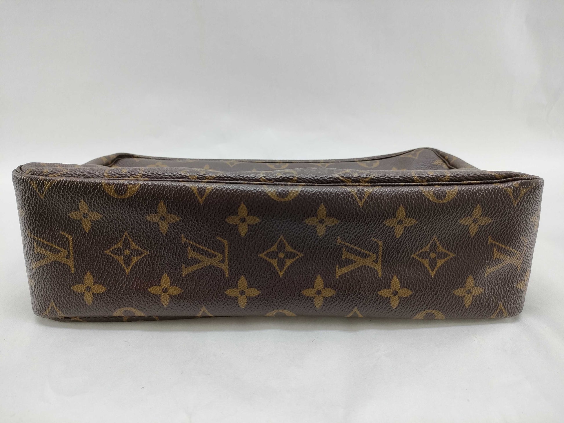 LOUIS VUITTON Monogram True Toilet 28 Pouch