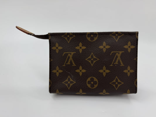 LOUIS VUITTON Pochette Toilette 15 Pouch