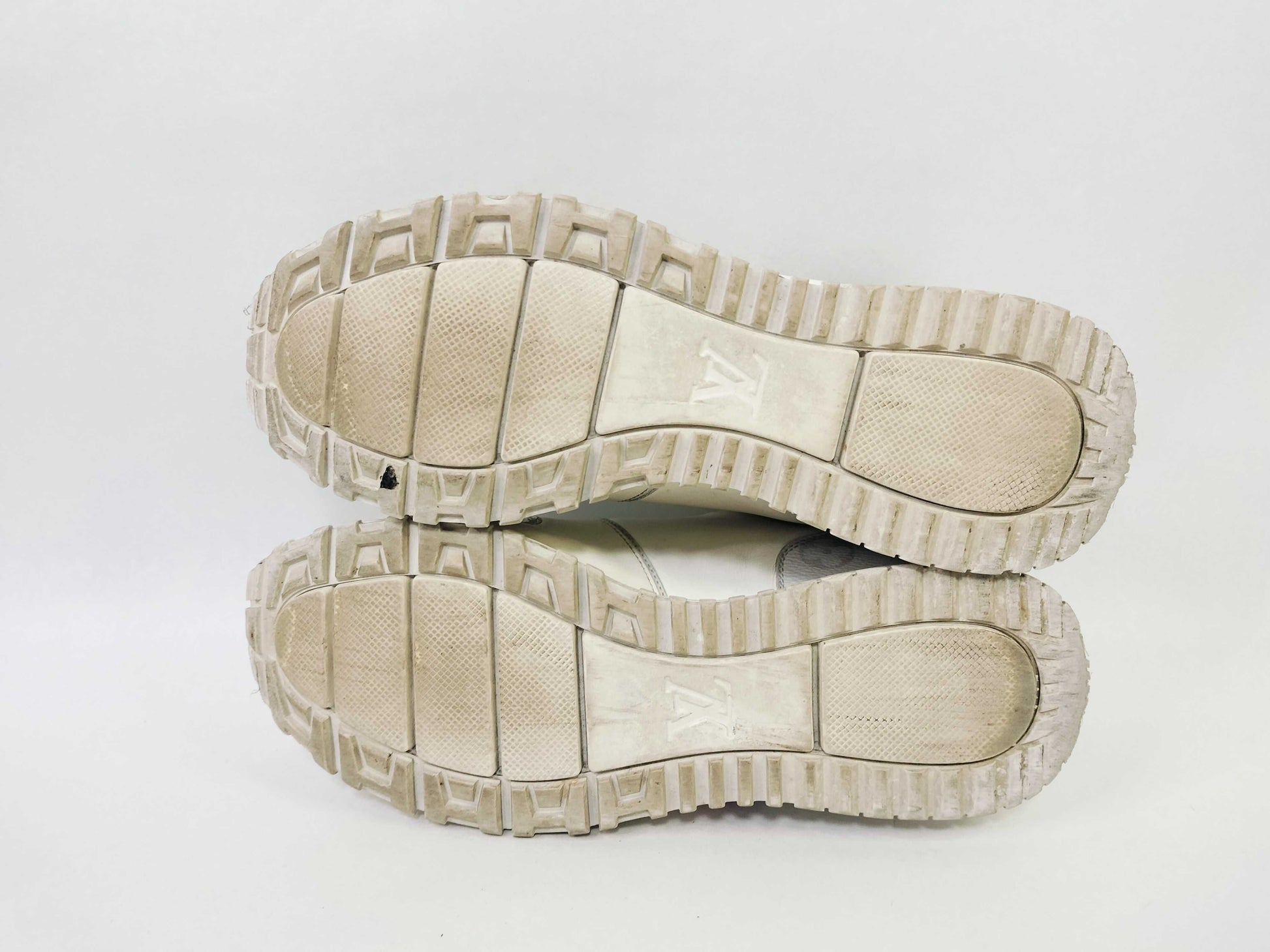 LOUIS VUITTON Sneakers Size 4? Sneakers with Initials