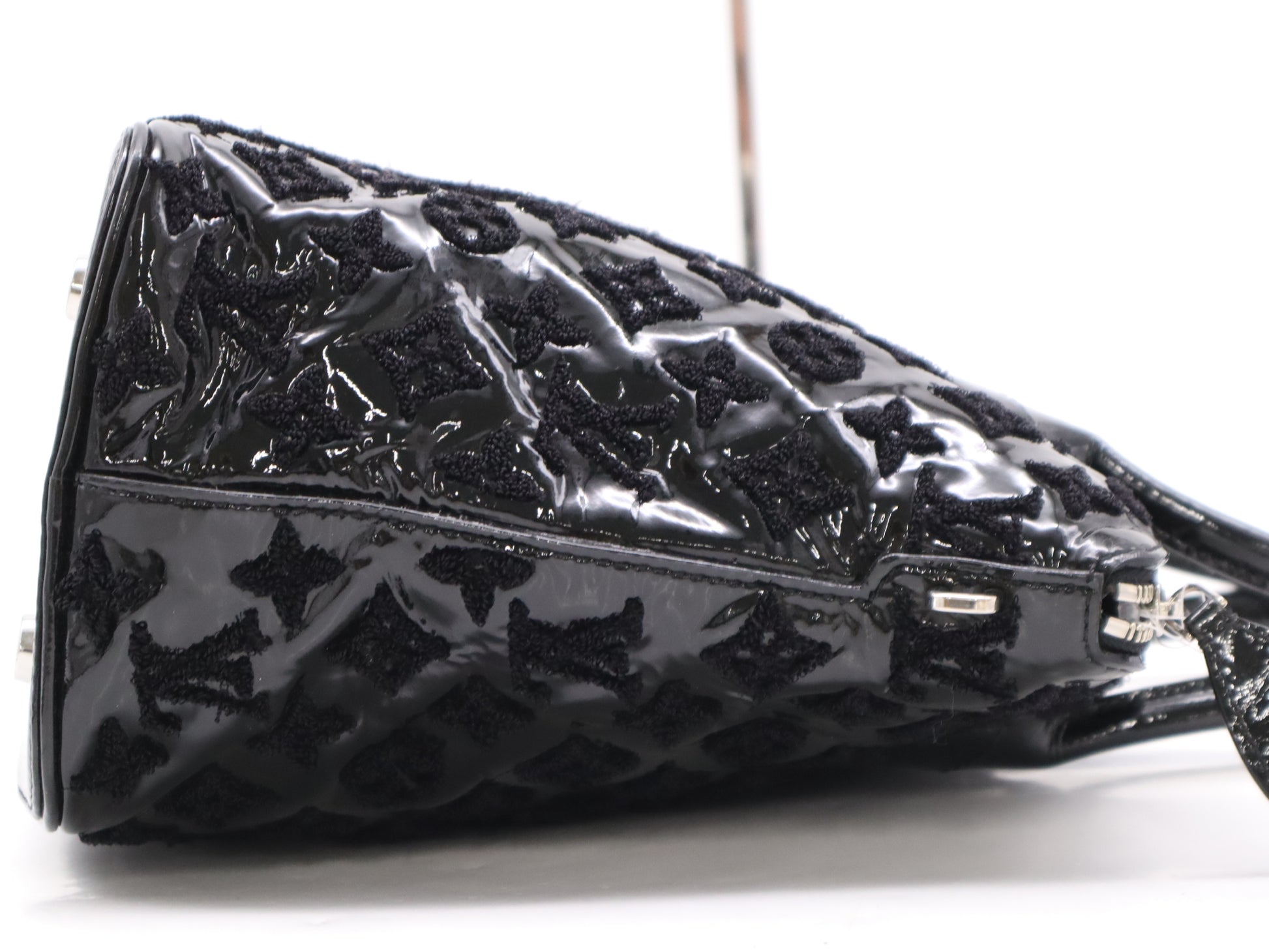 LOUIS VUITTON M40602 Fashionation Lockit Bouclette Noir Handbag with Cadena, Two Keys, Cloche, and Poignier