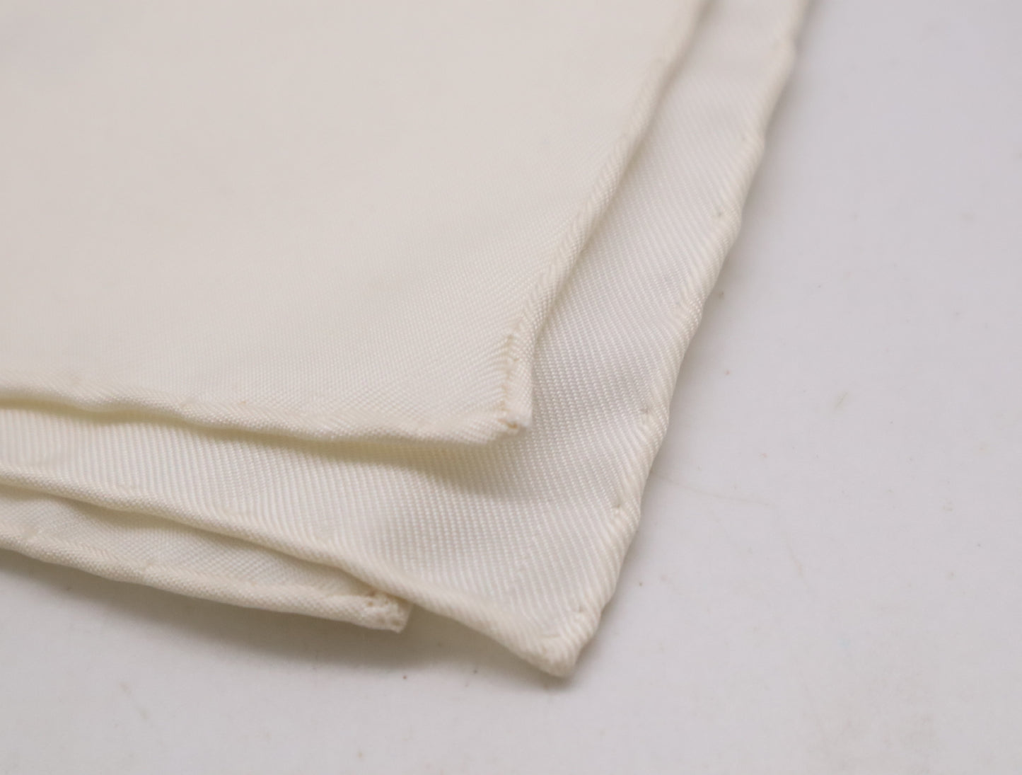 HERMES Silk Carré 90 OISEAUX DE LINDE ET DE LHIMALAYA Indian and Himalayan Birds Pattern Light Blue Gray Scarf