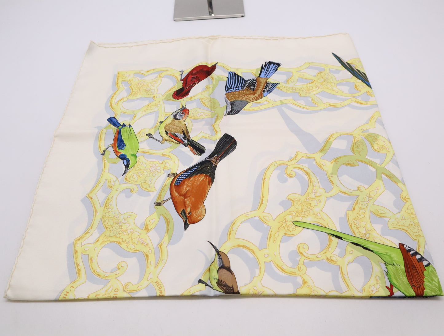 HERMES Silk Carré 90 OISEAUX DE LINDE ET DE LHIMALAYA Indian and Himalayan Birds Pattern Light Blue Gray Scarf