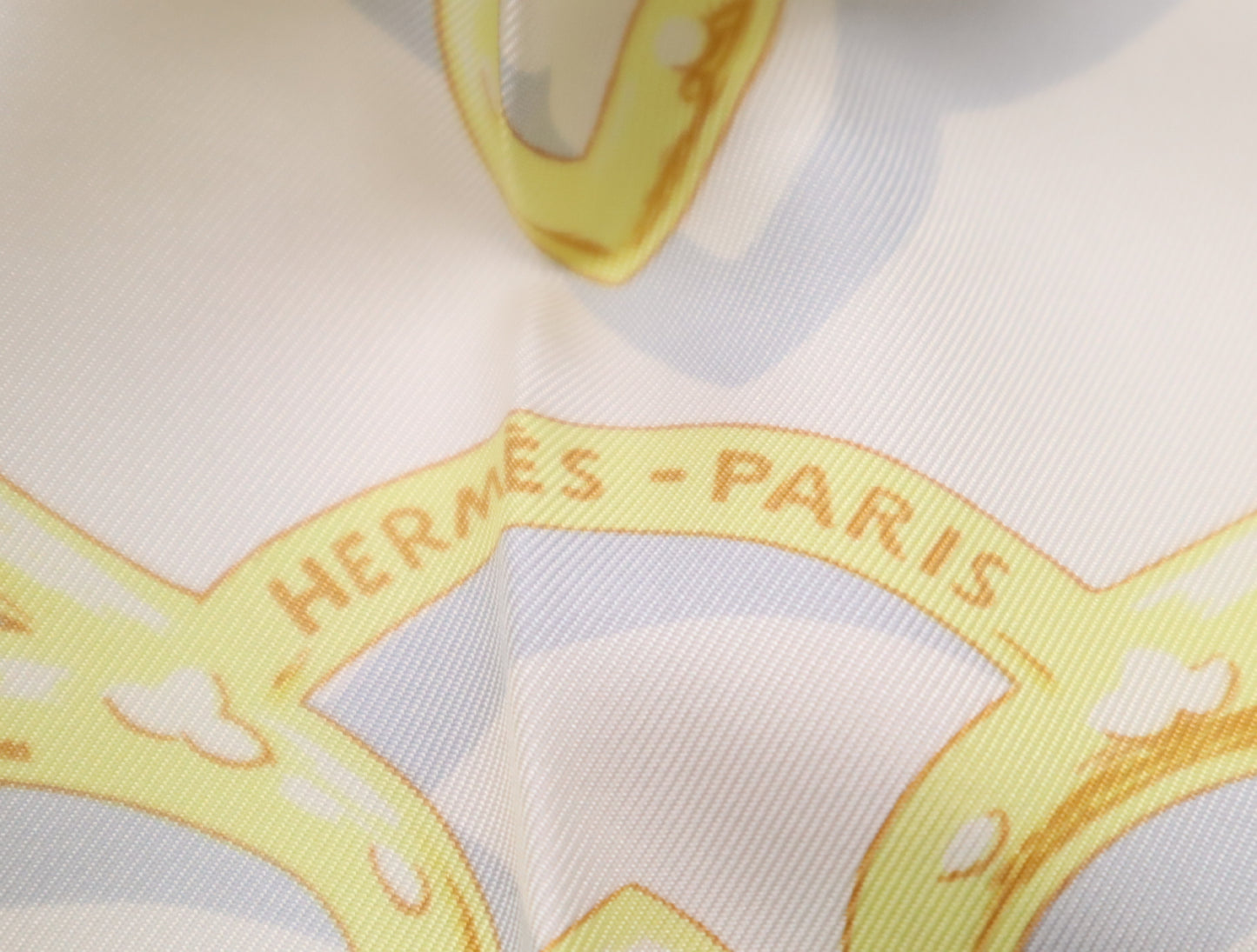 HERMES Silk Carré 90 OISEAUX DE LINDE ET DE LHIMALAYA Indian and Himalayan Birds Pattern Light Blue Gray Scarf