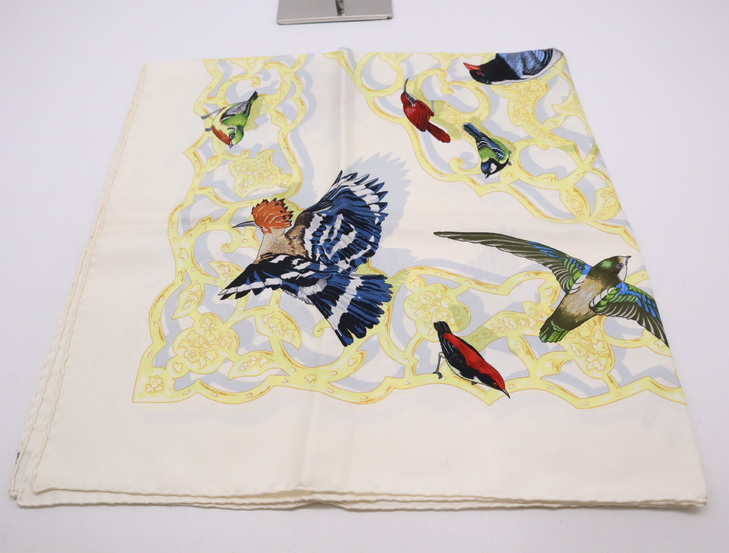 HERMES Silk Carré 90 OISEAUX DE LINDE ET DE LHIMALAYA Indian and Himalayan Birds Pattern Light Blue Gray Scarf