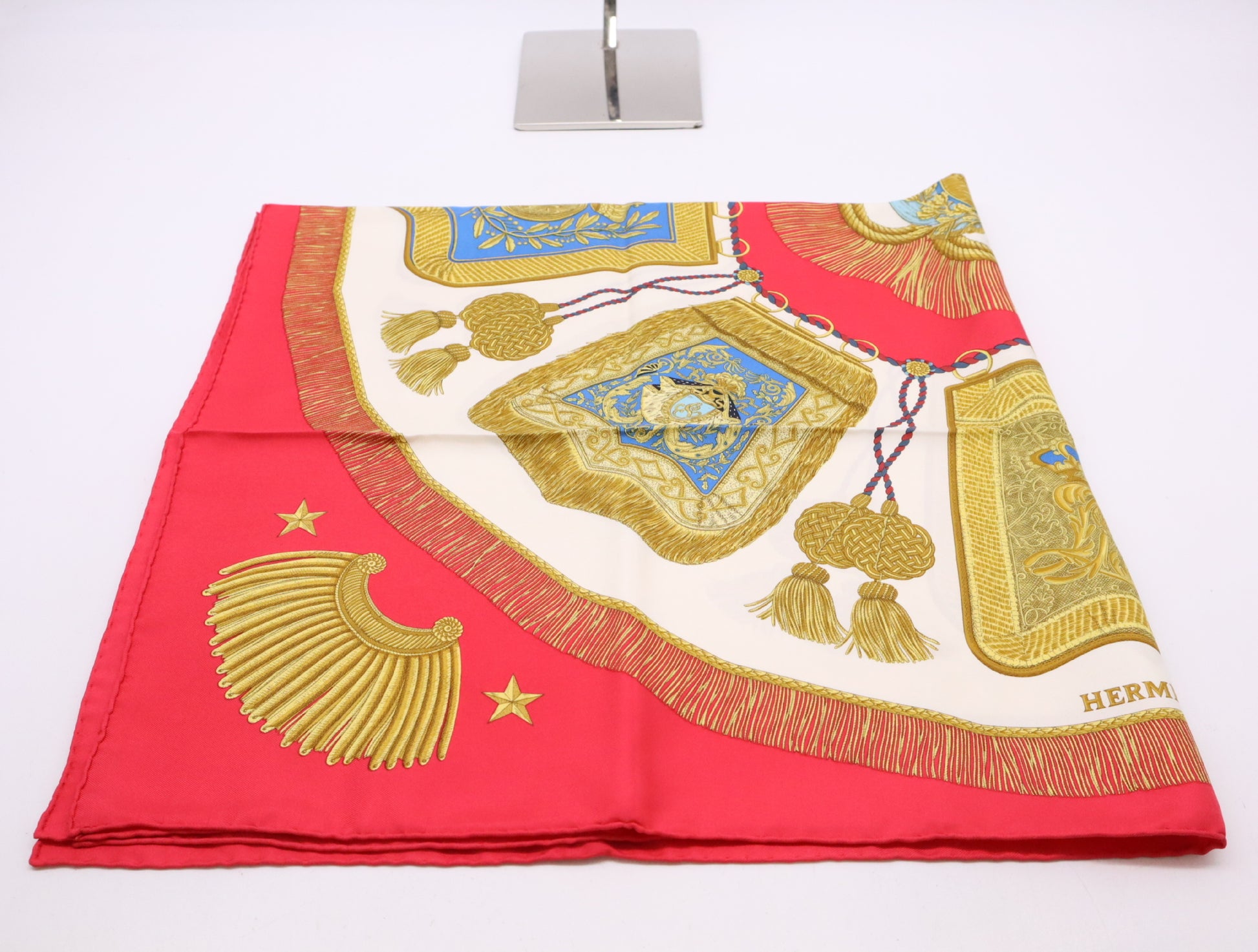 HERMES Silk Carré 90 Poste et Cavalerie Sabre Bag Pattern Red White Yellow Scarf
