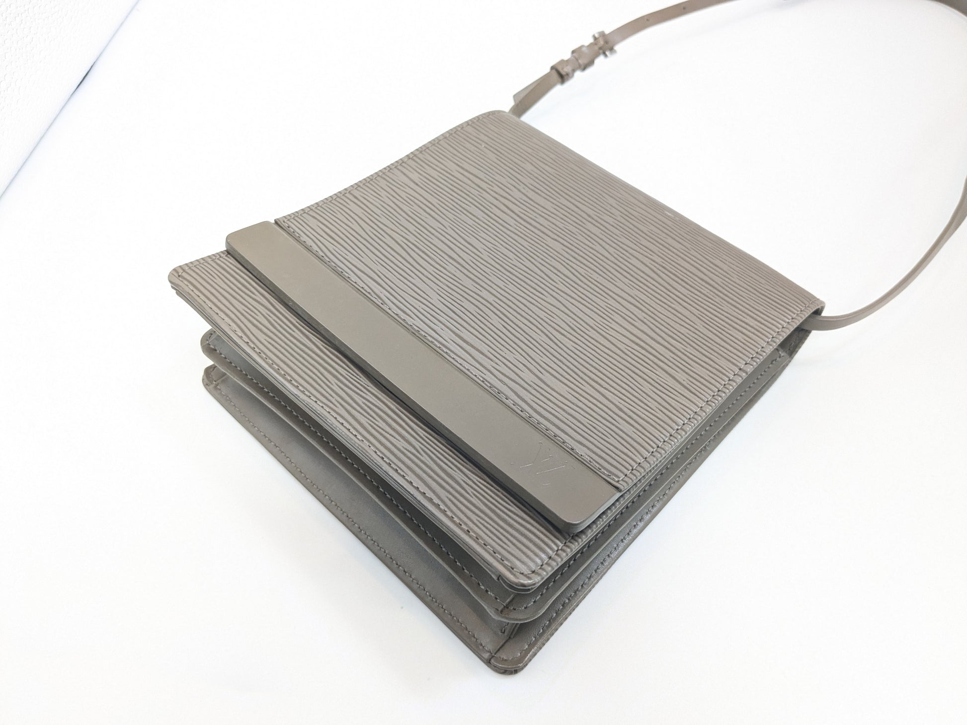 LOUIS VUITTON M5293B Epi Biarritz Lila AS0031 Shoulder Bag