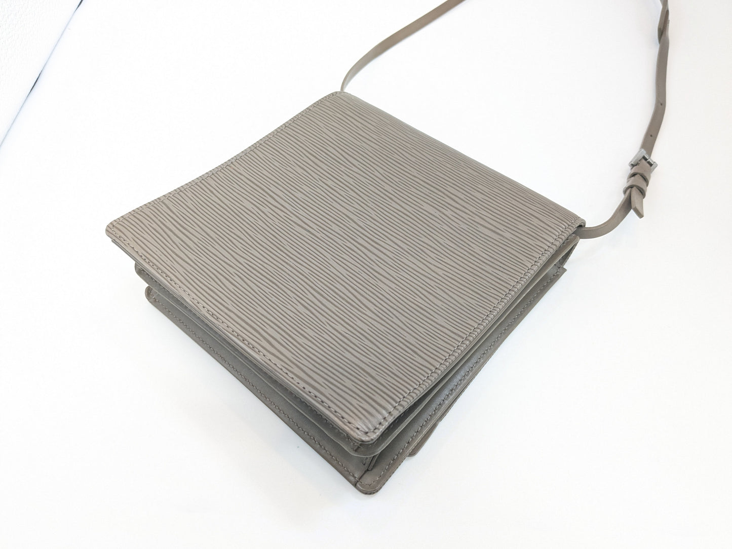 LOUIS VUITTON M5293B Epi Biarritz Lila AS0031 Shoulder Bag