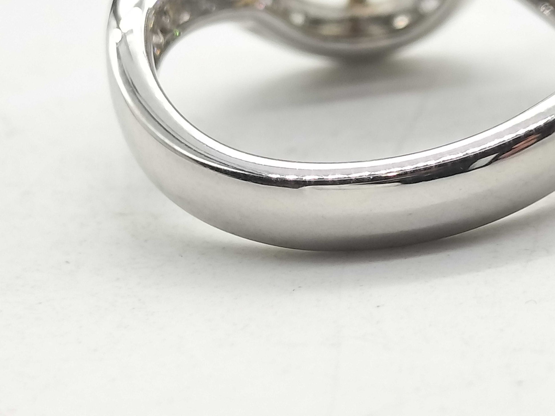 D2.079ct Diamond 750 6.9g Ring 