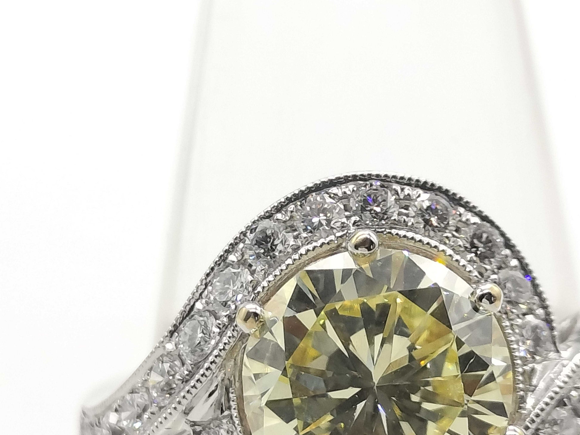 D2.079ct Diamond 750 6.9g Ring 