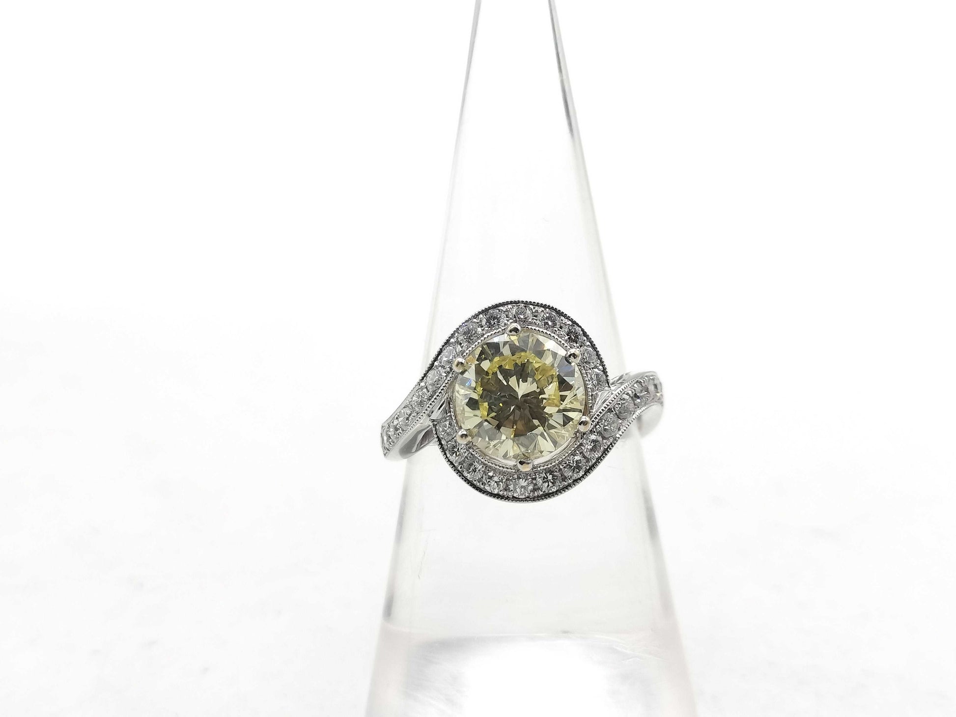 D2.079ct Diamond 750 6.9g Ring 
