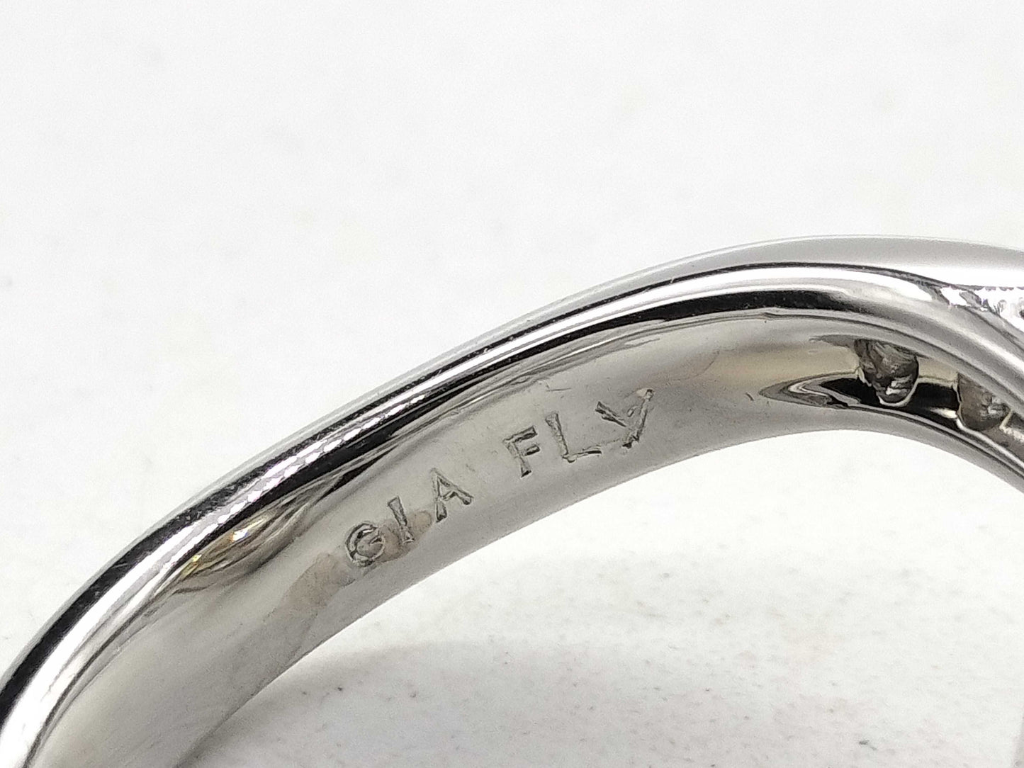 D2.079ct Diamond 750 6.9g Ring 