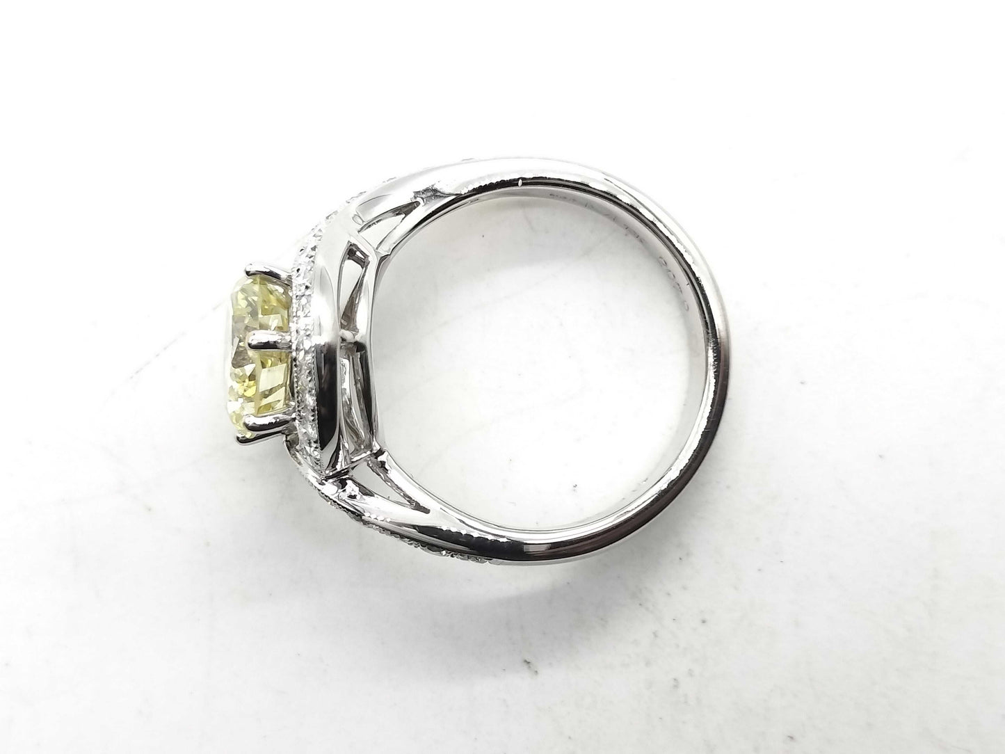 D2.079ct Diamond 750 6.9g Ring 