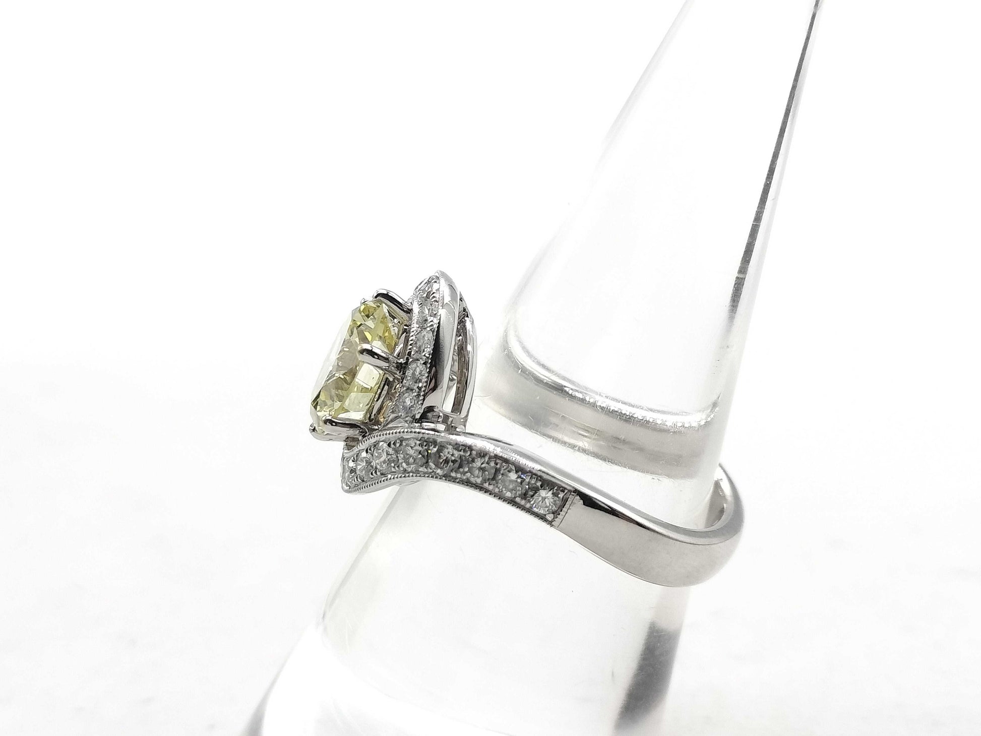 D2.079ct Diamond 750 6.9g Ring 