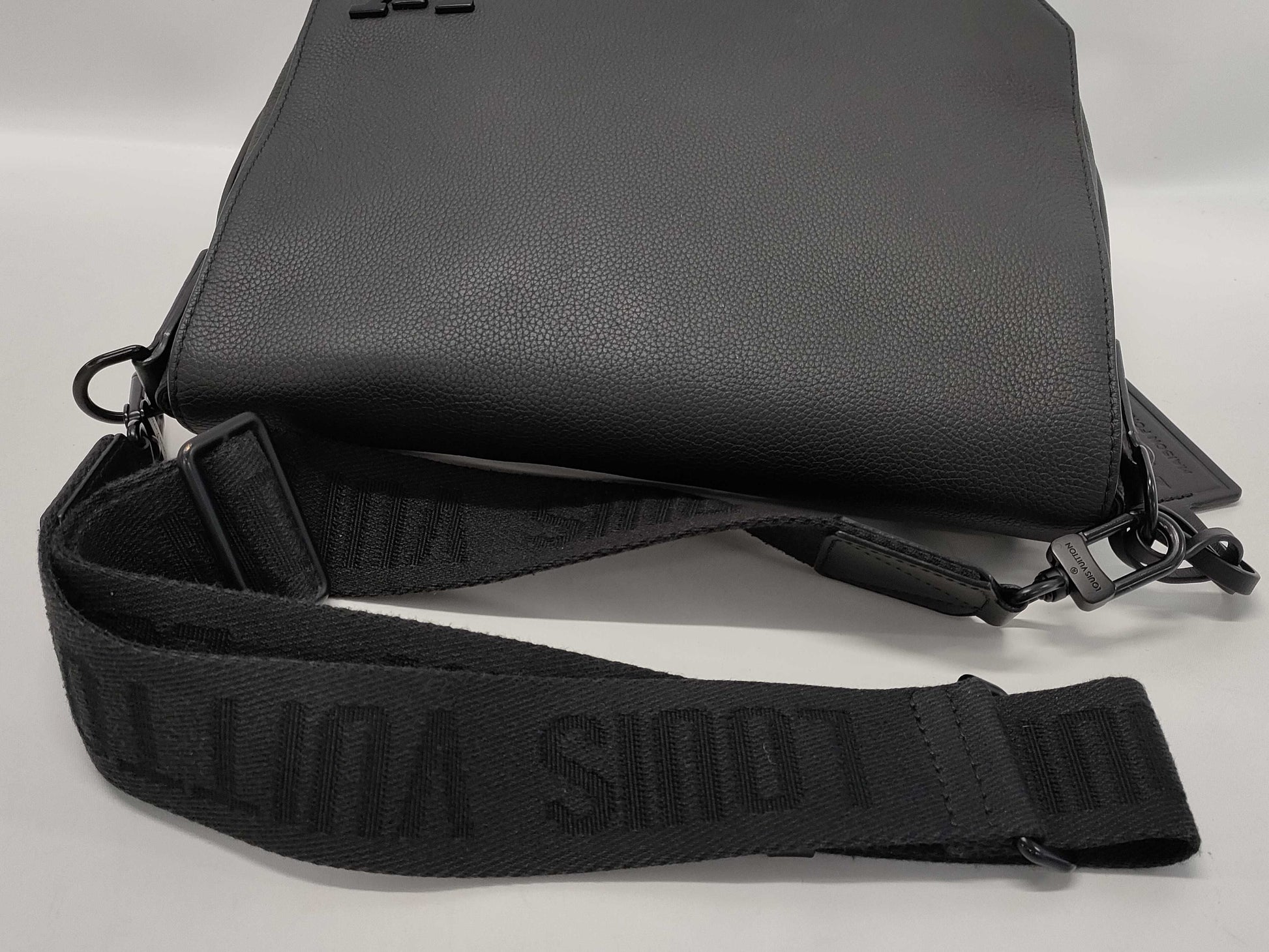 LOUIS VUITTON Aerogram Takeoff Messenger Shoulder Bag with RFID Tag