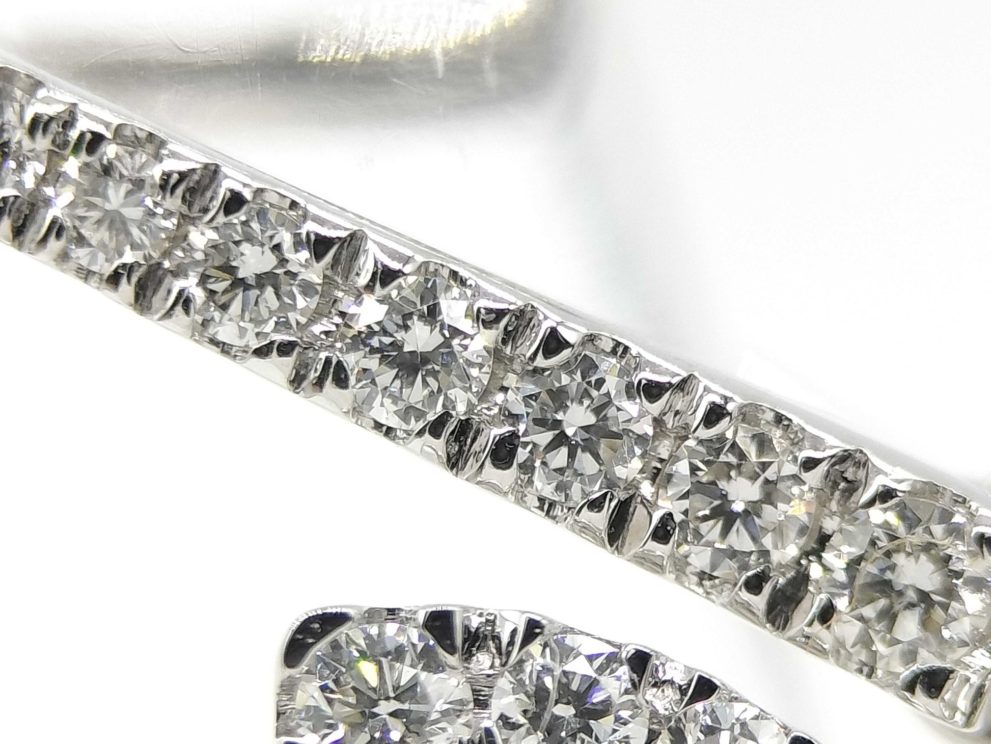 GRAFF Butterfly Pave Diamond WG Au750 4.8g Earrings 